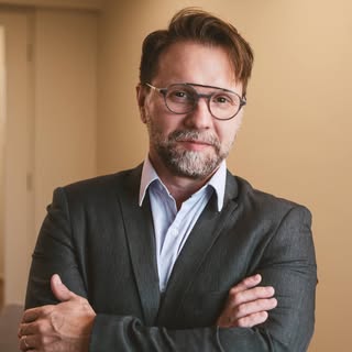 Dr Eduardo Caldeira