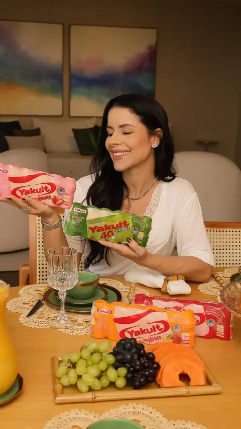 Post de Camila Queiroz com Yakult